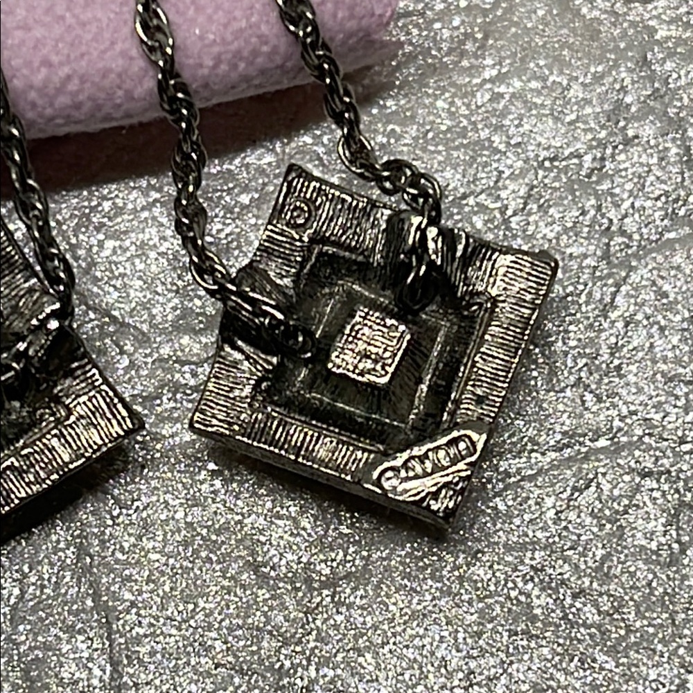 Avon vintage Purple square  and gunmetal pierced Dangle Earrings - Picture 11 of 12